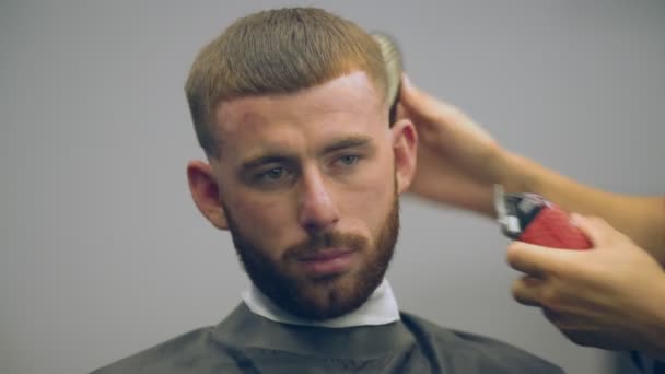 Hair dresser hairstyle guy — Stock Video © zokov #403949832 Hair dresser hairstyle guy — Stock Video © zokov #403949832