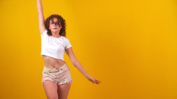 Κορίτσι με μπούκλες που χορεύει — Αρχείο Βίντεο