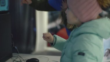 Kız el hareketleri yapıyor.