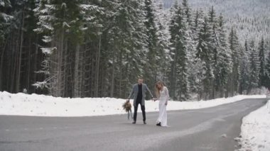 Genç bir çift ormanda yolda gidiyor.