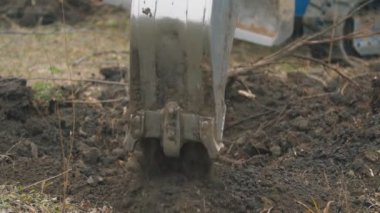 Kazı kovasını kapatın.