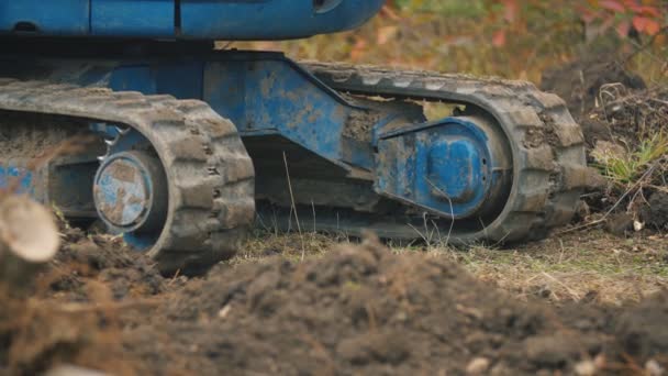 Rubber track at a small excavator — Stock Video