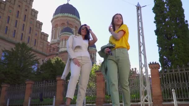 Zwei Mädchen überqueren die Straße — Stockvideo