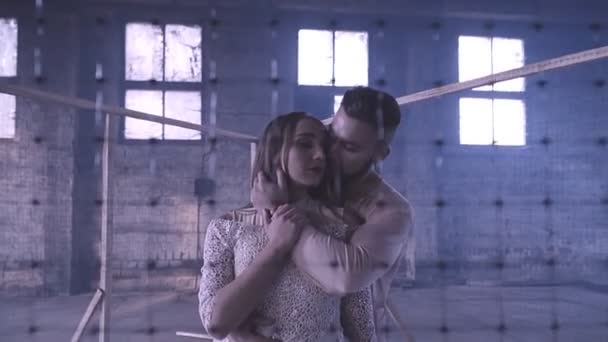 Пара танцює за сітчастим парканом — стокове відео