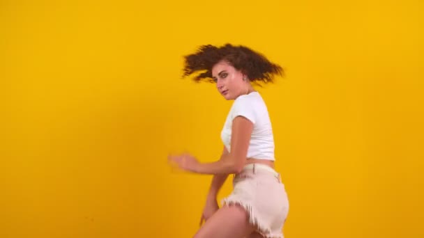 Κορίτσι με μπούκλες που χορεύει — Αρχείο Βίντεο