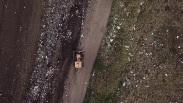 Buldozer hromadí odpadky — Stock video