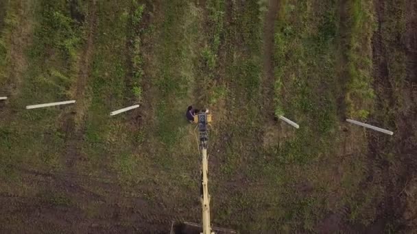 Специализированный трактор загоняет столбы в землю — стоковое видео