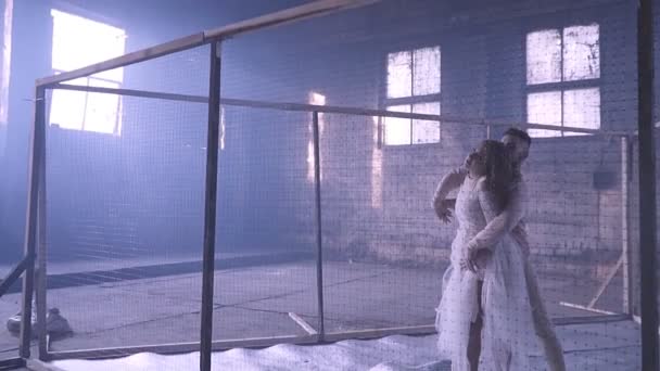 Paar tanzt hinter dem Netz — Stockvideo