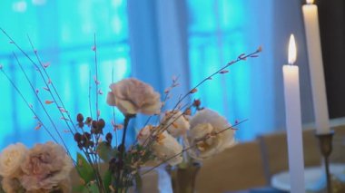 Çiçekli ve mumlu bir masa.