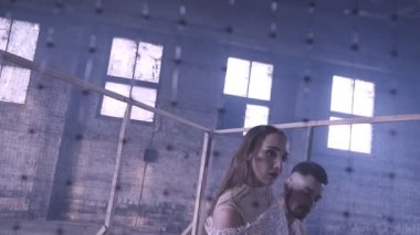 Kalenin arkasında dans eden çift