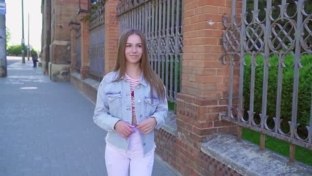 Chica en chaqueta de mezclilla — Vídeos de Stock