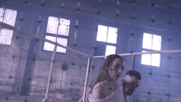 Kalenin arkasında dans eden çift — Stok video