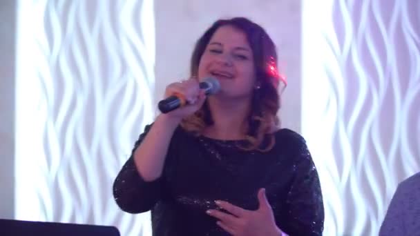 Mulher cantando no microfone — Vídeo de Stock