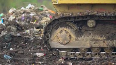 Buldozer çöp atıyor.