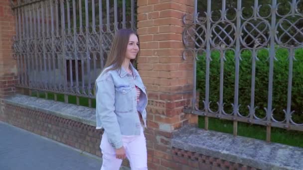 Ragazza in giacca di denim — Video Stock