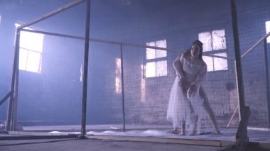 Kalenin arkasında dans eden çift
