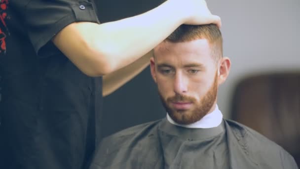 Hommes de coupe de cheveux avec ciseaux — Video