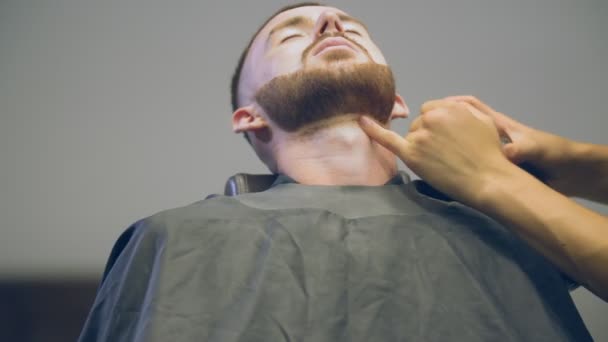 Un hombre barba afeitada — Vídeo de stock