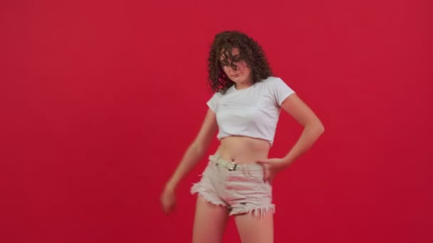 Kırmızı arka planda dans eden kadın — Stok video