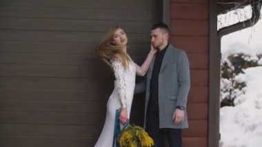 Evin yanında duran çift.