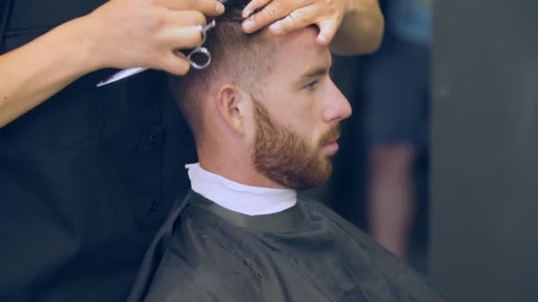 Haarschnitt Männer mit Schere — Stockvideo