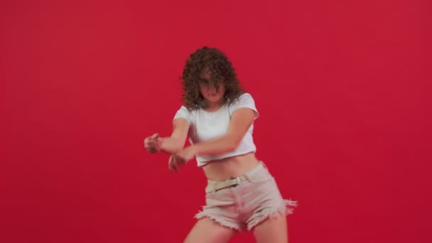 Γυναίκα χορεύει σε κόκκινο φόντο — Αρχείο Βίντεο