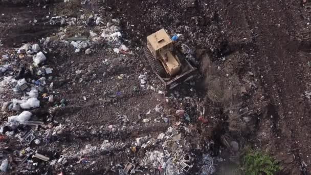 Bulldozer pushes garbage onto one pile — Stock Video