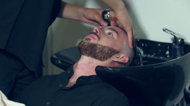 Szampon w fryzjer — Wideo stockowe