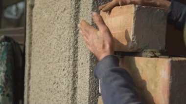 İşçi binayı tamamlıyor.