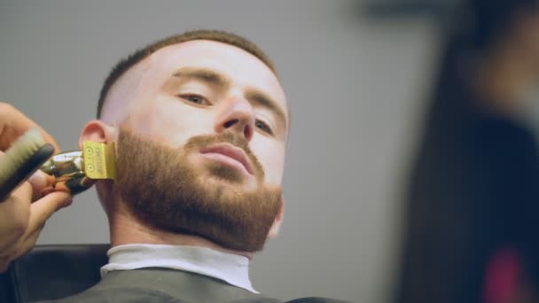 Un corte de pelo de hombre en una peluquería — Vídeo de stock