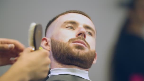 Un corte de pelo de hombre en una peluquería — Vídeo de stock