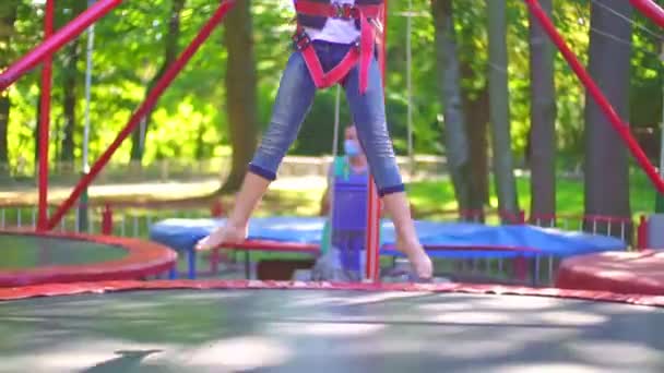 Pige hoppe på en trampolin – Stock-video