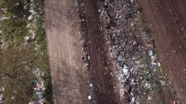 Buldozer çöpü bir yığının üzerine atıyor.