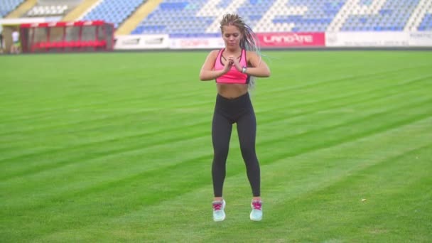 Chica haciendo ejercicio — Vídeos de Stock
