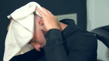 Bir kuaförde şampuanlıyordum.