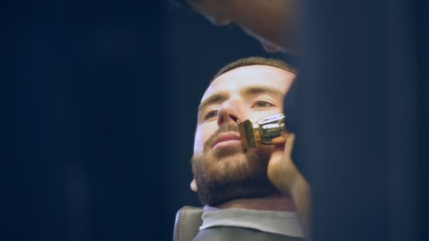 Un homme coupe de cheveux dans un coiffeur — Video