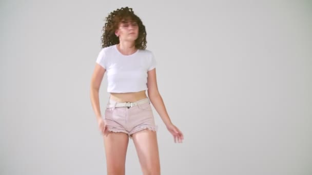 Chica en pantalones cortos bailando — Vídeos de Stock