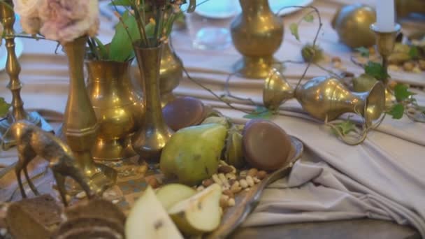 Tavolo con fiori alimentari e candele — Video Stock