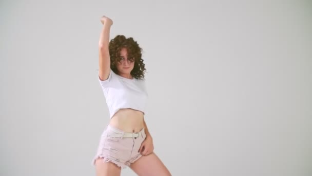 Chica en pantalones cortos bailando — Vídeos de Stock
