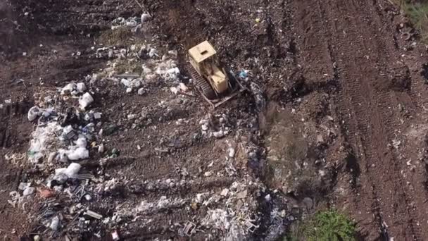 Bulldozer spinge spazzatura su un mucchio — Video Stock