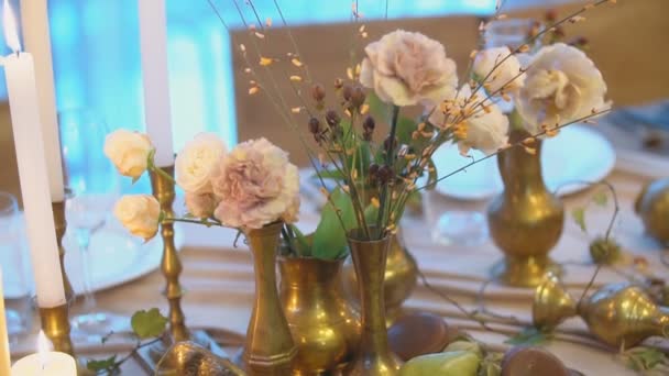 Yemek çiçekleri ve mumlarla dolu bir masa — Stok video