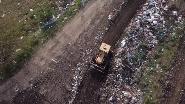 Bulldozer duwt afval op een stapel — Stockvideo