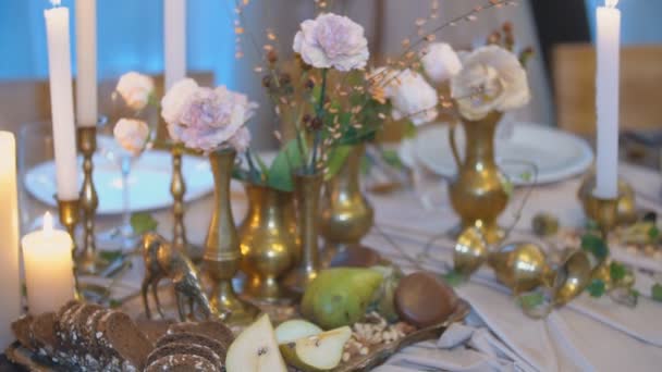 Tafel met voedselbloemen en kaarsen — Stockvideo