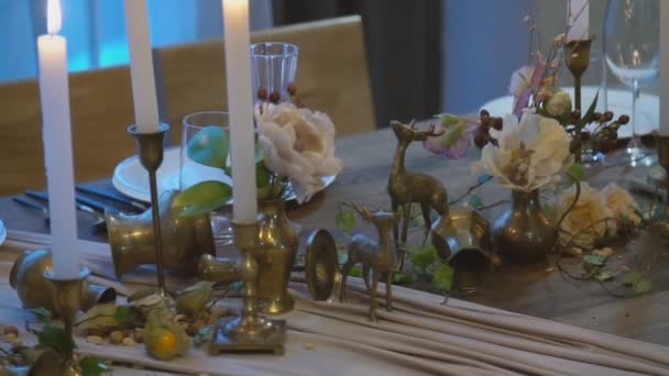 Velas, comida e flores na mesa — Vídeo de Stock