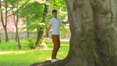 Çocuk parkta yürüyor.