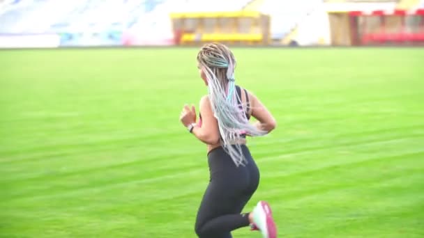 Chica corriendo en el estadio — Vídeo de stock