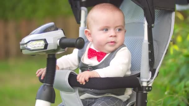 Kleine jongen rijden een fiets — Stockvideo