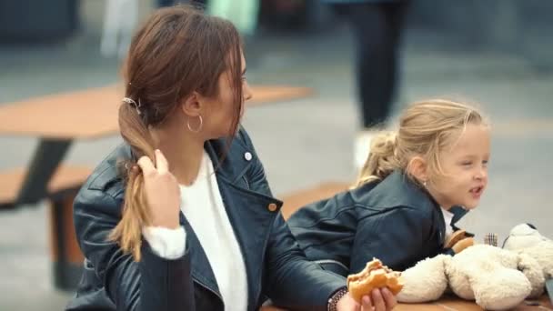 Mama i córka jedzą lunch z hampurgami — Wideo stockowe