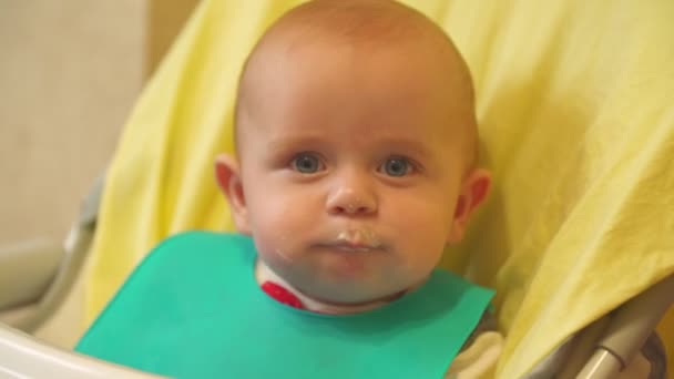 婴儿是用勺子喂的 — 图库视频影像