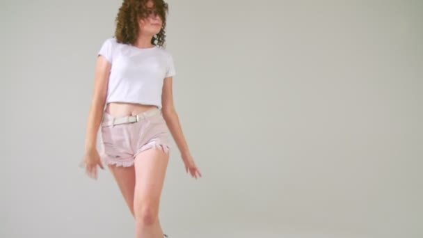 Chica en pantalones cortos bailando — Vídeos de Stock